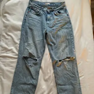 Snygga blå, raka och slitna jeans från Gina Tricot! Använda men utan defekter, mid rise, storlek 38, midjemått 39 tvärsöver🫶🏼