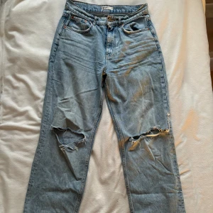 Snygga blå jeans - Snygga blå, raka och slitna jeans från Gina Tricot! Använda men utan defekter, mid rise, storlek 38, midjemått 39 tvärsöver🫶🏼