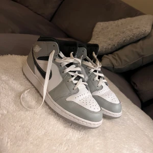 Air jordan 1 mid linen - Storlek: 38,5 Använda enstaka gånger I fint skick