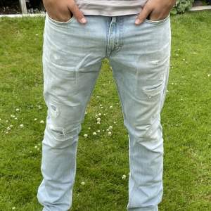 Säljer nu dessa feta Calvin Klein jeans då dom inte kommer till någon användning. Passar dig som har runt 30W 32L 