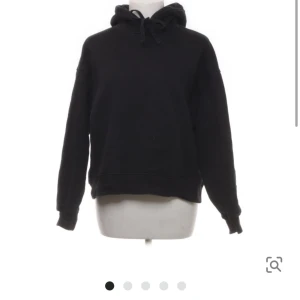 Svart hoodie - Svart hoodie som jag säljer då jag har två stycken. Perfekt basplagg till exempelvis skolan🩷🩷