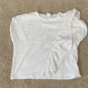 Jätte fin Zara tröja💓 - Jätte fin Zara tröja med en sido volang💓tröjan är i nyskick har använt 1-2 gånger💓