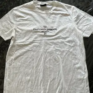 Vit Emporio Armani T-shirt, storlek M men relativt stor i storleken, 10/10 begagnat skick!