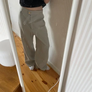 Baggy kostymbyxor - Ett par baggy snygga kostymbyxor! Dom är inte i samma material som kostymbyxor utan mer vardagliga. Färgen är typ gråblå. Jag är 162 cm för referens. 