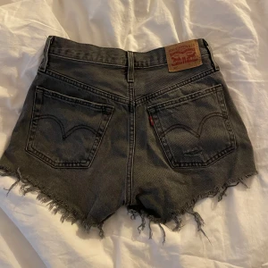 Levis shorts  - Snygga gråa Levi’S 501 shorts i stlrk W26. Knappt använda, i bra skick! 