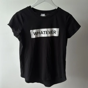 T shirt med tryck - T-Shirt med tryck ”Whatever” storlek M men passar S. Nästan aldrig använd, mycket fint skick.   