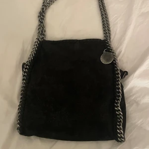 Stella McCartney väska  - Bra skick förutom lite rost på dragkedjan (fick väskan av en vän så är inte säker ifall den är äkta) 
