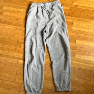 Gråa Sweatpants  - Sweatpants i nyskick. 