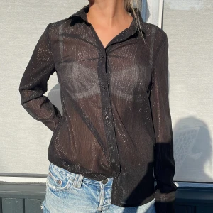 Glitter skjorta från HM💕 - Fest skjorta från HM, använd ett få tal gånger💓 Storlek S/36