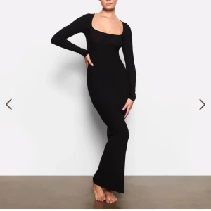 Skims klänning  - Långärmad, svart skimsklänning. Helt i nyskick! Strl S