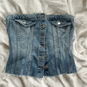 Zara jeanstopp - Säljer den här jeanstoppen från zara i strl S🌸Använd fåtal gånger så i superbra skick!!