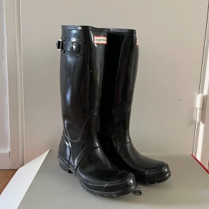 Hunter Stövlar - Hunerstövlar i fint skick! Endast använda några fåtal gånger, annars bara legat i kartongen!💕