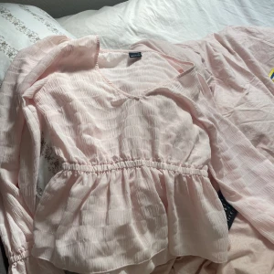 Gina tricot blus  - Gina tricot stolek xs  Färgen rosa, blus Har använt en gång  