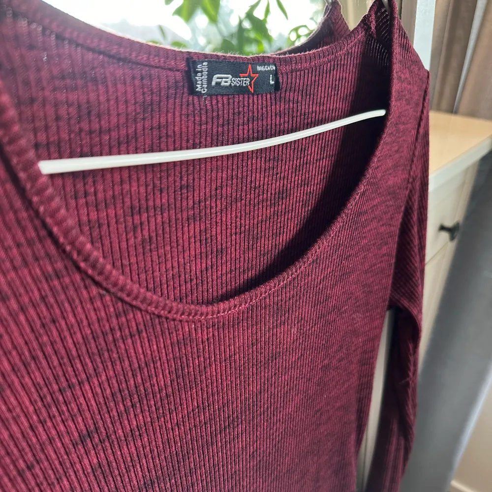 Mini fitted red dress, long sleeved & quite short. Stated size is a L but definitely fits a lot smaller. I’m a medium & it’s sits fairly tight on me. Would even fit S.   In good condition, no tears or obvious signs of wear . Klänningar.