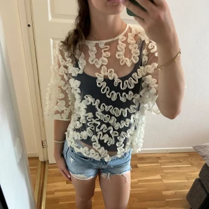 Volang tröja💕 - Säljer denna söta volang tröjan från Gina Tricot i storlek S💕