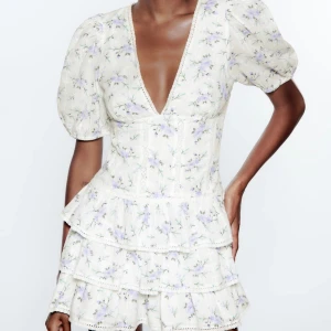 Zara klänning - Säljer min blommiga klänning från zara då den inte kommer till användning, storlek M men funkar för S också. Är ihopsydd vid urringningen som på bild två, går enkelt att sprätta upp om man vill. Använd fåtal gånger så fint skick!