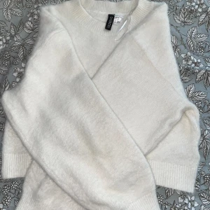 Jättefin stickad tröja 💗 - Superfin stickad tröja perfekt till sommarkvällar strlk: XS pris : 95 kronor💗