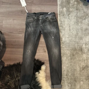 Dondup Jeans - Helt oanvända riktigt schysst George Dondup jeans i Stl. 30. Lapp och allting på. Nypris 3799kr