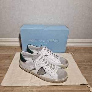 Philippe model skor (Helt Nya!)  - Tjena! Säljer ett par riktigt schyssta philippe model skor. Skicket på skorna är 10/10 då dom är helt nya. Allt og ingår. Har du några frågor eller funderingar så hör av dig // IC_RESELL 