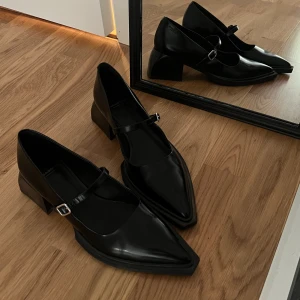 Svarta Vagabond Klackskor - Dessa skor är använda 1 gång. Den är stor i storleken så om du har storlek 40 i skor, så kommer dessa att passa dig. Jag är storlek 39 i skor (24cm långa fötter) och dem är en storlek för stora för mig.