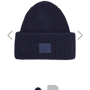 Akne mössa - Marinblå akne mössa i nyskick. 