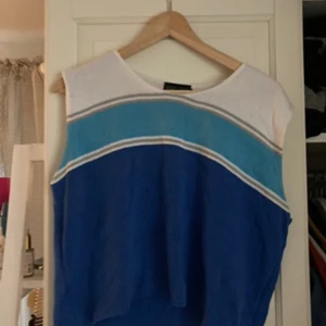 Väst/tröja utan armar  - Storlek M, snygg med tröja under eller bara toppen. Kan postas eller hämtas ut i Lund. 