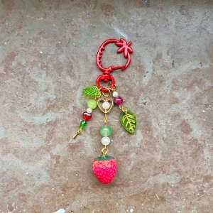 Jordgubbs nyckelring 🍓 - Handgjord jordgubbs nyckelring 𓍢ִ໋🌷͙֒₊˚*ੈ💚⸝⸝🍓✩‧₊˚    OBS! Skriv via DM innan du trycker på ”köp nu” <3