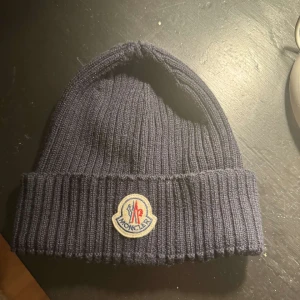 Moncler mössa (Baretto) - Andvänd 2 gånger, helt ny. Kvitto finns. Tags medföljer.