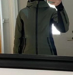 Grön skidjacka  - As najs grön skidjacka från Everest! Köpte här på plick men passade tyvärr inte mig😔 hon på bilden är ca 170cm lång. Jättenajs nu till skidsäsong😁😁