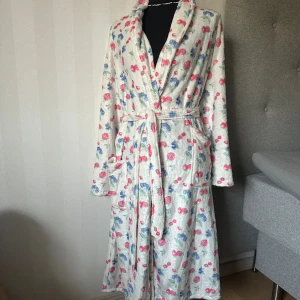 Djref Avenue liknande morgonrock strl M - Helt ny! Djerf Avenue liknande morgonrock strl M! Perfekt julklapp💝