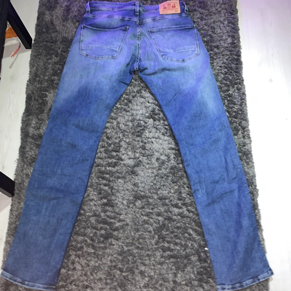 Jeans från märket Grant i modellen 521 ”tapered fit”. Waist 32 Length 34 Helt oanvända och inget slitage. Säljer pga att de ej passar. Köpta för 399.. Jeans & Byxor.