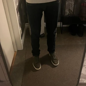 Nudie Jeans - Säljer dessa grischiga Nudie Jeansen för för är lite för långa på mig.Nyskick och Nypriset ligger runt 1400