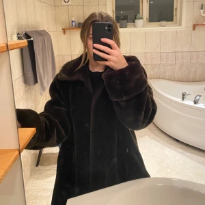 Pälskappa - Jättefin mörkbrun kappa som knappt är använd 🤎 storlek 34-36 (jag är en 36/38 och 161cm lång)