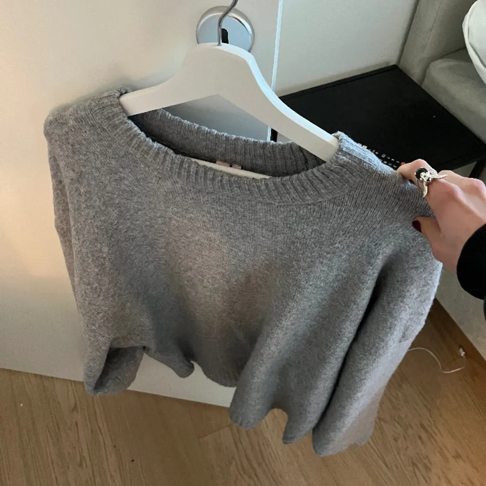 Super mysigt fin grå stickad tröja från nelly i storlek M men passar även S, så skön och stix inte alls!💓. Stickat.