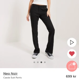 Neo noir kostymbyxor  - Säljer mina lågmidjade kostymbyxor från neo noir, nypris 699 kr. Använt en gång och tvättat efter det🤍 säljes då jag har för många kostymbyxor:) storlek xxs, passar xs med