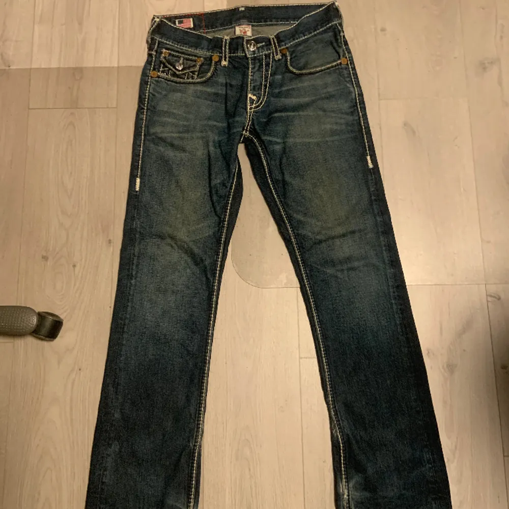 hej. säljer mina true religion jeans eftersom dom är små på mig. storlek 31 men passar också 32. dom är i bra skick förutom heeldrag längst ner , köpta för 1200kr mitt pris: 800. kan sänka vid snabb affär . Jeans & Byxor.