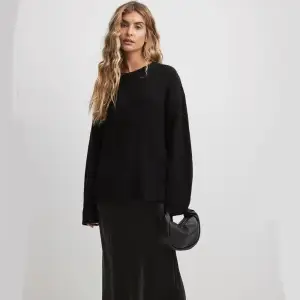 Helt ny och oanvänd jättemysig oversized stickad tröja från NAKD. Säljer för 199 kr, köptes för 500 kr. Oversized så passar som en större storlek🤍 Skriv privat för egna bilder och om du undrar något🤍