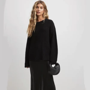 Stickad tröja - Helt ny och oanvänd jättemysig oversized stickad tröja från NAKD. Säljer för 199 kr, köptes för 500 kr. Oversized så passar som en större storlek🤍 Skriv privat för egna bilder och om du undrar något🤍