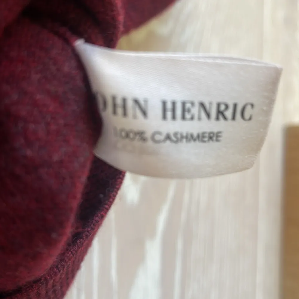 John Henric tröja i 100% kashmir. Otroligt snygg vinröd färg. Perfekt nu under vintern. Strl L passar nog M också!. Stickat.