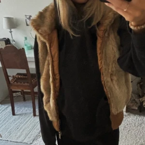 Väst - Brun-beige väst med fuskpäls 🌟💓