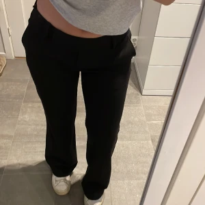 Kostymbyxor  - Kostymbyxor med låg midja. Bra i längden för mig som är 165 cm (se bild 2) men går att lägga ner 5 ytterligare cm så de blir längre i benen. Köpta second hand 