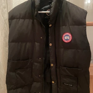 Canada Goose väst - Goose väst i jätte fint skick  Storlek L, bra i storleken 