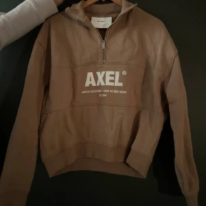 Axel Arigato Sweatshirt  - En halv zip sweatshirt från Arigato. Kommer inte till användning längre!