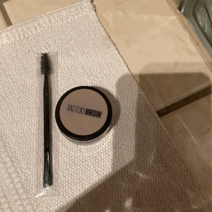 Tattoo brow - Änkans en gång. Bra skick