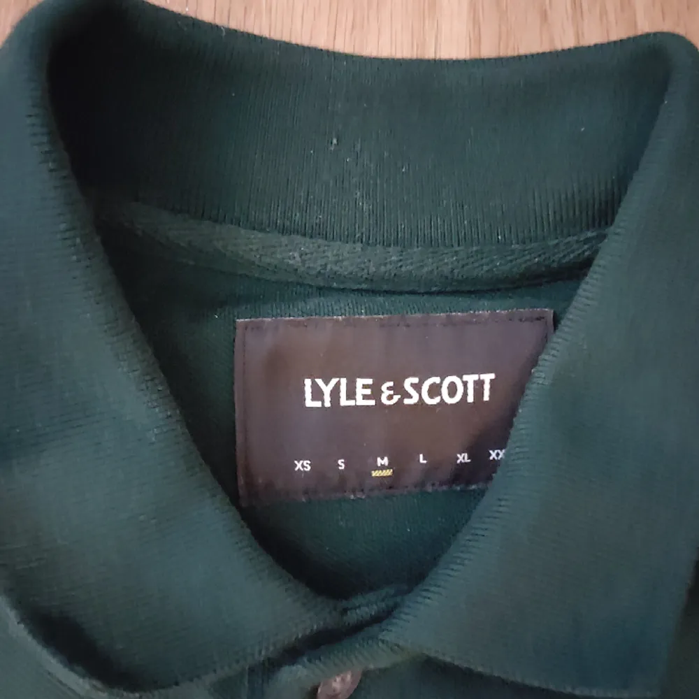 Säljer en mörkgrön tröja från märket Lyle & Scott med storlek Medium. Är i ett fint begagnat skick. Fraktas eller hämtas upp på Lidingö i Stockholm. Vid frågor kontakta gärna mig!. Tröjor & Koftor.
