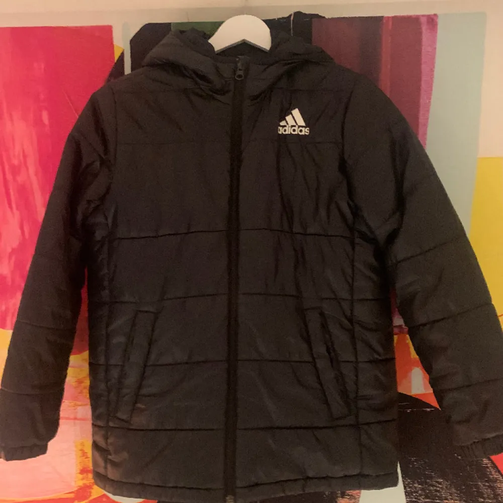 Lättare dunjacka från Adidas. Storlek 152. 10-12 år. . Jackor.