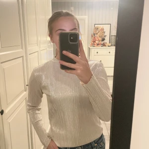 Skimmrig blus - Skimmrig blus, perfekt till nyår⭐️