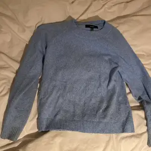 Ljusblå stickad tröja från Vero Moda i strl M. Använd fåtal gånger och skönt material