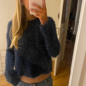blå lurvig tröja - super super fin! köpt second hand men kommer inte till så mycket användning!💙
