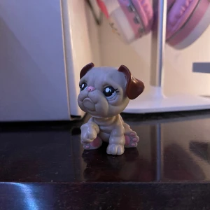 2007 LPS Littlest Pet Shop Bulldog #2283 - Äkta LPS Bulldog #2283 gjord av Hasbro 2007. Använder produktbild som referens. Den har inga fläckar eller skador.